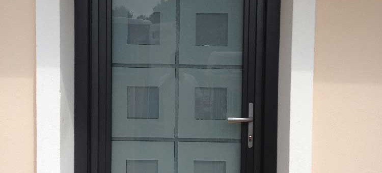Pose de porte d'entrée en Aluminium à Eysines